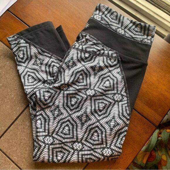 Athleta Black and White Patterned Compression Workout Capri Leggings Women Small - Picture 2 of 8